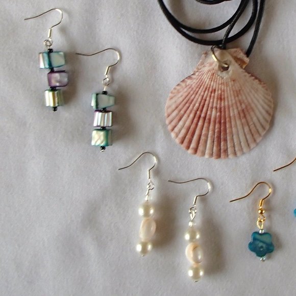 Nautical Scallop Seashell Adjustable Necklace and 4 Pair of Earrings Handcrafted - Picture 3 of 9